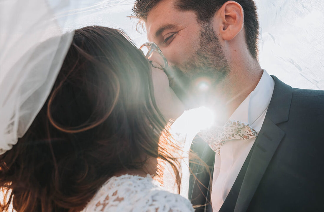Un couple de mariés dans une lumière naturelle